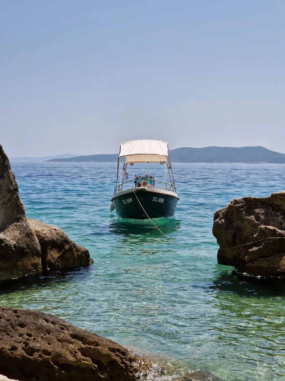 A small boat in the clear water of Pisak