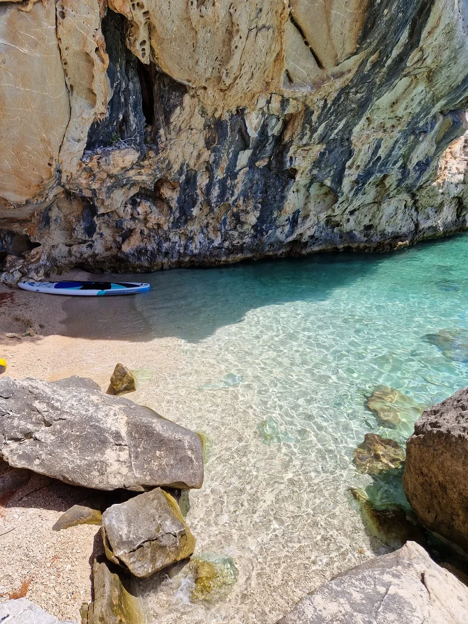 A pebble cove beneath the coastal cliffs