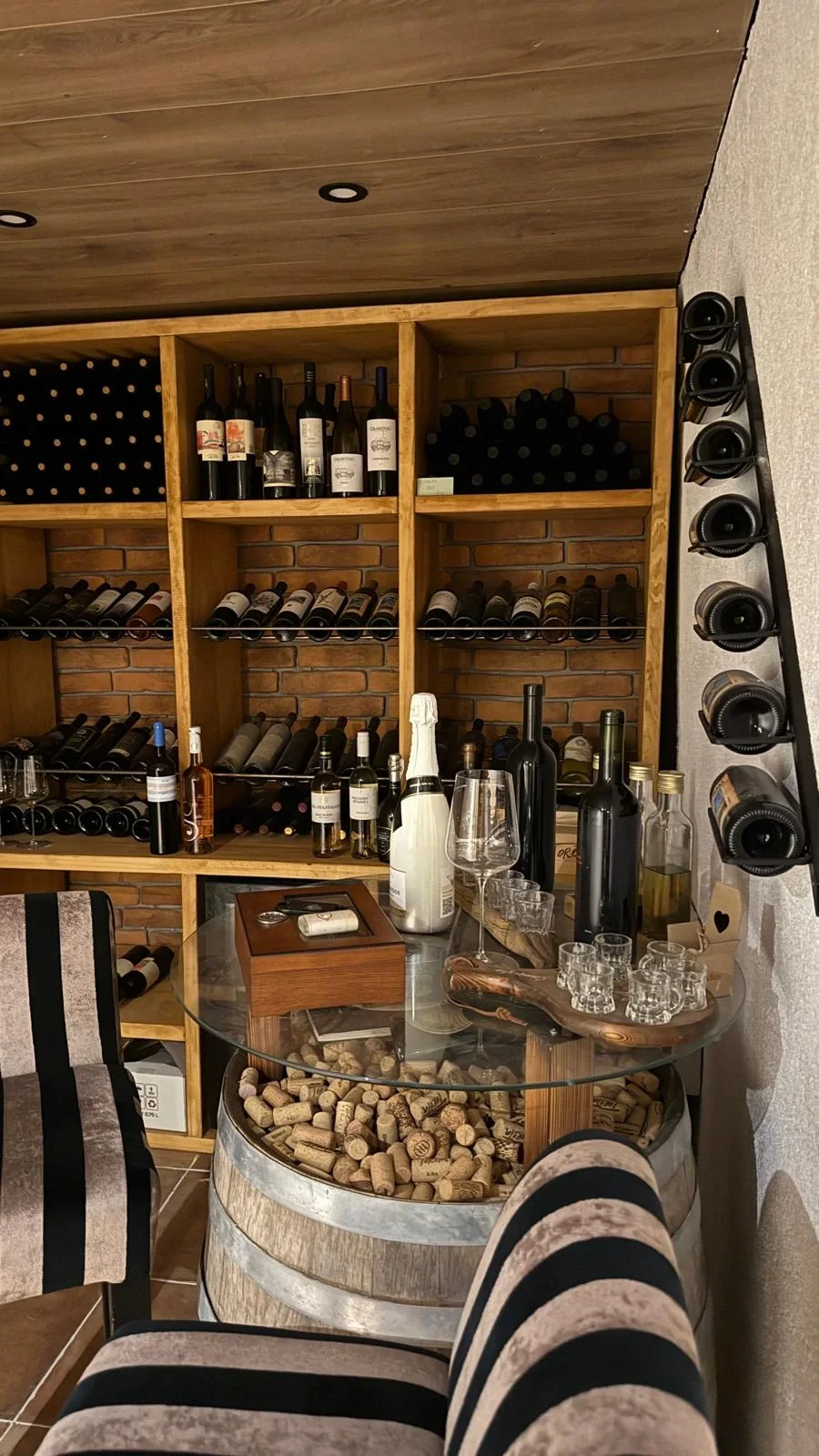 Naše obiteljsko vino u podrumu.